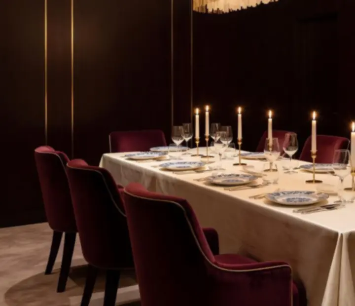 Sala privada elegantemente preparada para um evento gastronómico exclusivo.