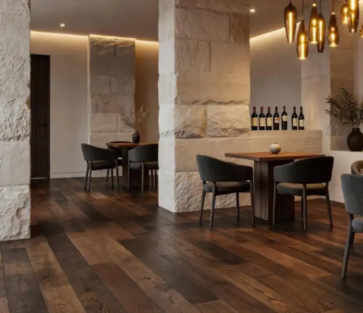 Interiores com detalhes arquitetónicos em materiais nobres e iluminação suave.